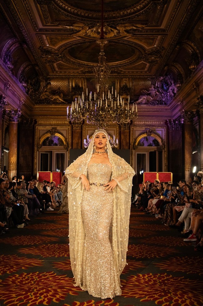 Inilah koleksi Ivan Gunawan yang di tampilkan di Front Row Paris (FRP) 2023. Ivan menghadirkan gaun-gaun malam high fashion dengan karakter khasnya, yaitu red carpet look, aura selebriti, glamor, dan sexy. Semua rancangan menggunakan satu warna, yaitu warna emas, dan dihiasi dengan ornamentasi kristal serta fringe kristal yang ditata dekoratif gemerlap. Foto: Dok. Tim Ivan Gunawan.