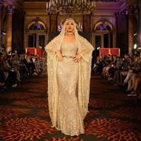 Inilah koleksi Ivan Gunawan yang di tampilkan di Front Row Paris (FRP) 2023. Ivan menghadirkan gaun-gaun malam high fashion dengan karakter khasnya, yaitu red carpet look, aura selebriti, glamor, dan sexy. Semua rancangan menggunakan satu warna, yaitu warna emas, dan dihiasi dengan ornamentasi kristal serta fringe kristal yang ditata dekoratif gemerlap. Foto: Dok. Tim Ivan Gunawan.