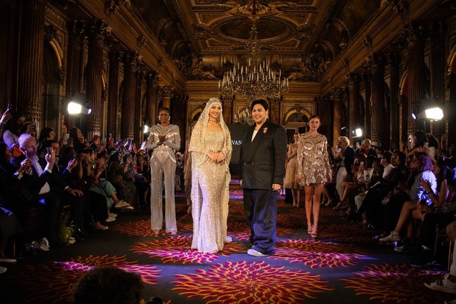 Inilah koleksi Ivan Gunawan yang di tampilkan di Front Row Paris (FRP) 2023. Ivan menghadirkan gaun-gaun malam high fashion dengan karakter khasnya, yaitu red carpet look, aura selebriti, glamor, dan sexy. Semua rancangan menggunakan satu warna, yaitu warna emas, dan dihiasi dengan ornamentasi kristal serta fringe kristal yang ditata dekoratif gemerlap. Foto: Dok. Tim Ivan Gunawan.