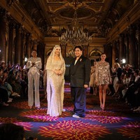 Inilah koleksi Ivan Gunawan yang di tampilkan di Front Row Paris (FRP) 2023. Ivan menghadirkan gaun-gaun malam high fashion dengan karakter khasnya, yaitu red carpet look, aura selebriti, glamor, dan sexy. Semua rancangan menggunakan satu warna, yaitu warna emas, dan dihiasi dengan ornamentasi kristal serta fringe kristal yang ditata dekoratif gemerlap. Foto: Dok. Tim Ivan Gunawan.