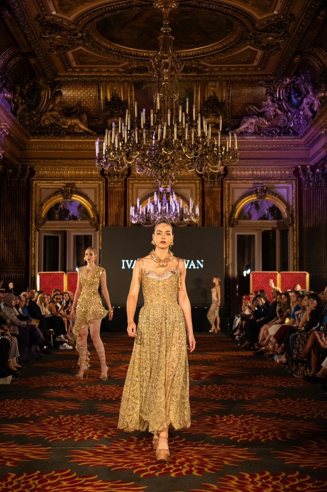 Inilah koleksi Ivan Gunawan yang di tampilkan di Front Row Paris (FRP) 2023. Ivan menghadirkan gaun-gaun malam high fashion dengan karakter khasnya, yaitu red carpet look, aura selebriti, glamor, dan sexy. Semua rancangan menggunakan satu warna, yaitu warna emas, dan dihiasi dengan ornamentasi kristal serta fringe kristal yang ditata dekoratif gemerlap. Foto: Dok. Tim Ivan Gunawan.