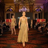 Inilah koleksi Ivan Gunawan yang di tampilkan di Front Row Paris (FRP) 2023. Ivan menghadirkan gaun-gaun malam high fashion dengan karakter khasnya, yaitu red carpet look, aura selebriti, glamor, dan sexy. Semua rancangan menggunakan satu warna, yaitu warna emas, dan dihiasi dengan ornamentasi kristal serta fringe kristal yang ditata dekoratif gemerlap. Foto: Dok. Tim Ivan Gunawan.
