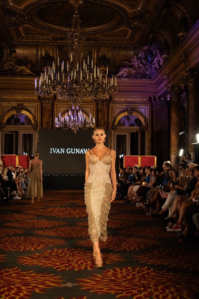 Inilah koleksi Ivan Gunawan yang di tampilkan di Front Row Paris (FRP) 2023. Ivan menghadirkan gaun-gaun malam high fashion dengan karakter khasnya, yaitu red carpet look, aura selebriti, glamor, dan sexy. Semua rancangan menggunakan satu warna, yaitu warna emas, dan dihiasi dengan ornamentasi kristal serta fringe kristal yang ditata dekoratif gemerlap. Foto: Dok. Tim Ivan Gunawan.
