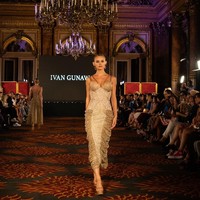Inilah koleksi Ivan Gunawan yang di tampilkan di Front Row Paris (FRP) 2023. Ivan menghadirkan gaun-gaun malam high fashion dengan karakter khasnya, yaitu red carpet look, aura selebriti, glamor, dan sexy. Semua rancangan menggunakan satu warna, yaitu warna emas, dan dihiasi dengan ornamentasi kristal serta fringe kristal yang ditata dekoratif gemerlap. Foto: Dok. Tim Ivan Gunawan.