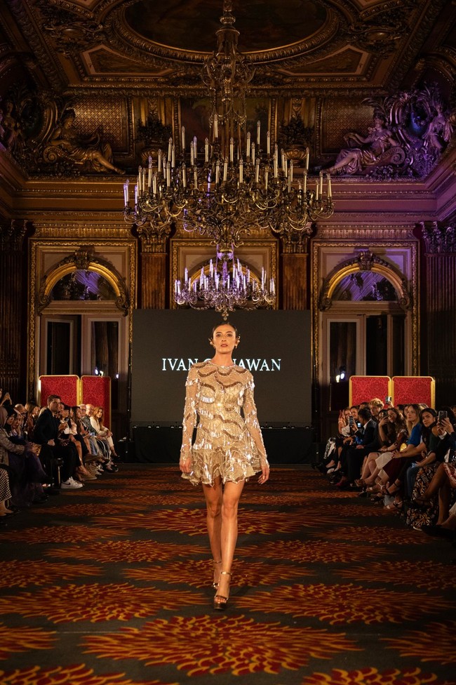 Inilah koleksi Ivan Gunawan yang di tampilkan di Front Row Paris (FRP) 2023. Ivan menghadirkan gaun-gaun malam high fashion dengan karakter khasnya, yaitu red carpet look, aura selebriti, glamor, dan sexy. Semua rancangan menggunakan satu warna, yaitu warna emas, dan dihiasi dengan ornamentasi kristal serta fringe kristal yang ditata dekoratif gemerlap. Foto: Dok. Tim Ivan Gunawan.