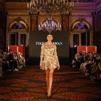 Inilah koleksi Ivan Gunawan yang di tampilkan di Front Row Paris (FRP) 2023. Ivan menghadirkan gaun-gaun malam high fashion dengan karakter khasnya, yaitu red carpet look, aura selebriti, glamor, dan sexy. Semua rancangan menggunakan satu warna, yaitu warna emas, dan dihiasi dengan ornamentasi kristal serta fringe kristal yang ditata dekoratif gemerlap. Foto: Dok. Tim Ivan Gunawan.