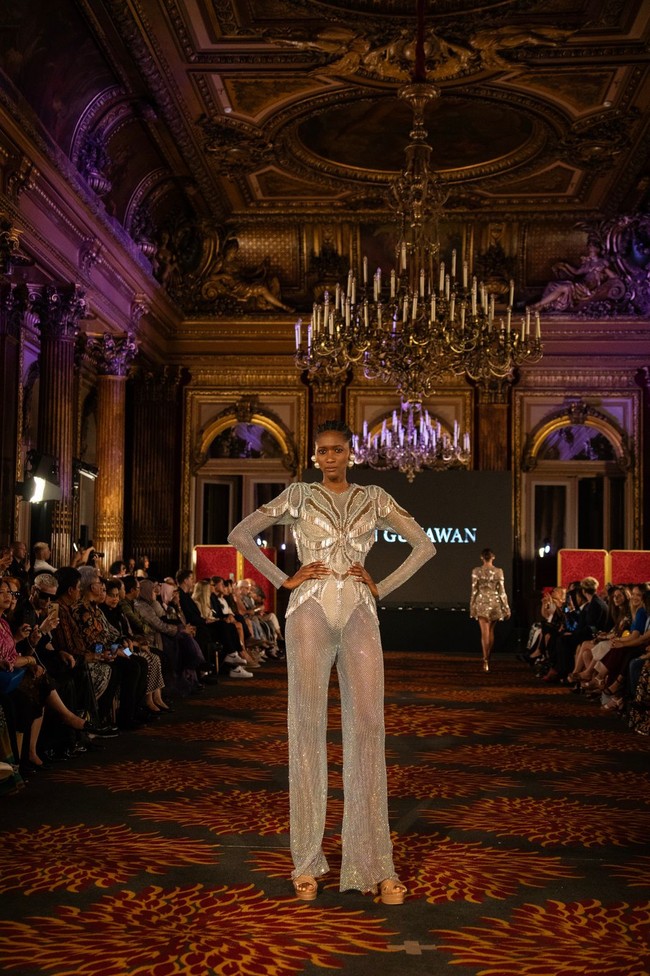Inilah koleksi Ivan Gunawan yang di tampilkan di Front Row Paris (FRP) 2023. Ivan menghadirkan gaun-gaun malam high fashion dengan karakter khasnya, yaitu red carpet look, aura selebriti, glamor, dan sexy. Semua rancangan menggunakan satu warna, yaitu warna emas, dan dihiasi dengan ornamentasi kristal serta fringe kristal yang ditata dekoratif gemerlap. Foto: Dok. Tim Ivan Gunawan.