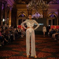 Inilah koleksi Ivan Gunawan yang di tampilkan di Front Row Paris (FRP) 2023. Ivan menghadirkan gaun-gaun malam high fashion dengan karakter khasnya, yaitu red carpet look, aura selebriti, glamor, dan sexy. Semua rancangan menggunakan satu warna, yaitu warna emas, dan dihiasi dengan ornamentasi kristal serta fringe kristal yang ditata dekoratif gemerlap. Foto: Dok. Tim Ivan Gunawan.