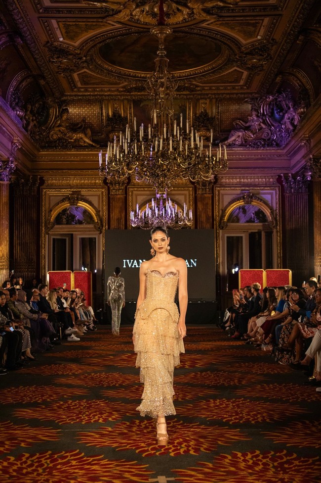 Inilah koleksi Ivan Gunawan yang di tampilkan di Front Row Paris (FRP) 2023. Ivan menghadirkan gaun-gaun malam high fashion dengan karakter khasnya, yaitu red carpet look, aura selebriti, glamor, dan sexy. Semua rancangan menggunakan satu warna, yaitu warna emas, dan dihiasi dengan ornamentasi kristal serta fringe kristal yang ditata dekoratif gemerlap. Foto: Dok. Tim Ivan Gunawan.