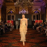 Inilah koleksi Ivan Gunawan yang di tampilkan di Front Row Paris (FRP) 2023. Ivan menghadirkan gaun-gaun malam high fashion dengan karakter khasnya, yaitu red carpet look, aura selebriti, glamor, dan sexy. Semua rancangan menggunakan satu warna, yaitu warna emas, dan dihiasi dengan ornamentasi kristal serta fringe kristal yang ditata dekoratif gemerlap. Foto: Dok. Tim Ivan Gunawan.