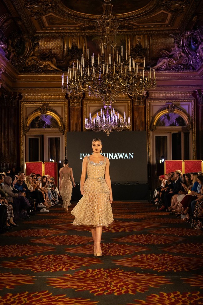 Inilah koleksi Ivan Gunawan yang di tampilkan di Front Row Paris (FRP) 2023. Ivan menghadirkan gaun-gaun malam high fashion dengan karakter khasnya, yaitu red carpet look, aura selebriti, glamor, dan sexy. Semua rancangan menggunakan satu warna, yaitu warna emas, dan dihiasi dengan ornamentasi kristal serta fringe kristal yang ditata dekoratif gemerlap. Foto: Dok. Tim Ivan Gunawan.