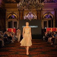 Inilah koleksi Ivan Gunawan yang di tampilkan di Front Row Paris (FRP) 2023. Ivan menghadirkan gaun-gaun malam high fashion dengan karakter khasnya, yaitu red carpet look, aura selebriti, glamor, dan sexy. Semua rancangan menggunakan satu warna, yaitu warna emas, dan dihiasi dengan ornamentasi kristal serta fringe kristal yang ditata dekoratif gemerlap. Foto: Dok. Tim Ivan Gunawan.
