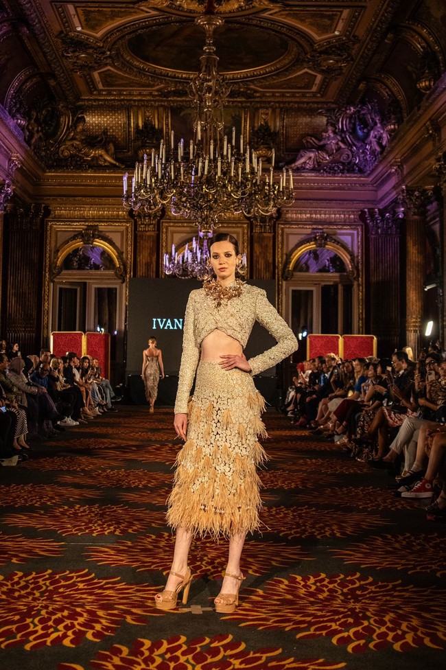 Inilah koleksi Ivan Gunawan yang di tampilkan di Front Row Paris (FRP) 2023. Ivan menghadirkan gaun-gaun malam high fashion dengan karakter khasnya, yaitu red carpet look, aura selebriti, glamor, dan sexy. Semua rancangan menggunakan satu warna, yaitu warna emas, dan dihiasi dengan ornamentasi kristal serta fringe kristal yang ditata dekoratif gemerlap. Foto: Dok. Tim Ivan Gunawan.