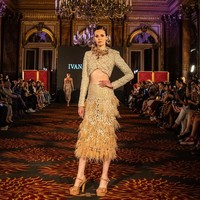 Inilah koleksi Ivan Gunawan yang di tampilkan di Front Row Paris (FRP) 2023. Ivan menghadirkan gaun-gaun malam high fashion dengan karakter khasnya, yaitu red carpet look, aura selebriti, glamor, dan sexy. Semua rancangan menggunakan satu warna, yaitu warna emas, dan dihiasi dengan ornamentasi kristal serta fringe kristal yang ditata dekoratif gemerlap. Foto: Dok. Tim Ivan Gunawan.