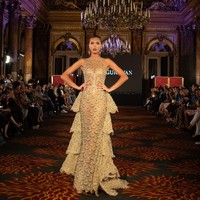 Inilah koleksi Ivan Gunawan yang di tampilkan di Front Row Paris (FRP) 2023. Ivan menghadirkan gaun-gaun malam high fashion dengan karakter khasnya, yaitu red carpet look, aura selebriti, glamor, dan sexy. Semua rancangan menggunakan satu warna, yaitu warna emas, dan dihiasi dengan ornamentasi kristal serta fringe kristal yang ditata dekoratif gemerlap. Foto: Dok. Tim Ivan Gunawan.
