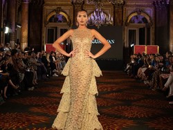 10 Foto Gaun Malam Serba Emas Karya Ivan Gunawan di Front Row Paris 2023