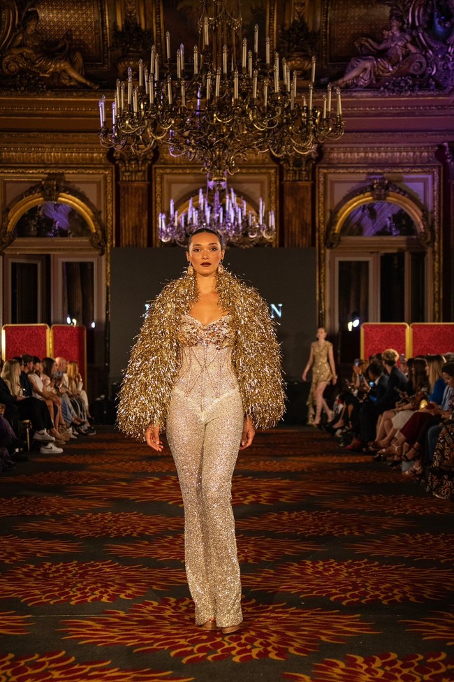 Inilah koleksi Ivan Gunawan yang di tampilkan di Front Row Paris (FRP) 2023. Ivan menghadirkan gaun-gaun malam high fashion dengan karakter khasnya, yaitu red carpet look, aura selebriti, glamor, dan sexy. Semua rancangan menggunakan satu warna, yaitu warna emas, dan dihiasi dengan ornamentasi kristal serta fringe kristal yang ditata dekoratif gemerlap. Foto: Dok. Tim Ivan Gunawan.