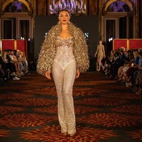 Inilah koleksi Ivan Gunawan yang di tampilkan di Front Row Paris (FRP) 2023. Ivan menghadirkan gaun-gaun malam high fashion dengan karakter khasnya, yaitu red carpet look, aura selebriti, glamor, dan sexy. Semua rancangan menggunakan satu warna, yaitu warna emas, dan dihiasi dengan ornamentasi kristal serta fringe kristal yang ditata dekoratif gemerlap. Foto: Dok. Tim Ivan Gunawan.