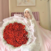 Pada Minggu (3/9), Larissa Chou lepas status janda setelah resmi dinikahi Ikram Rosadi. Suami Larissa Chou diketahui merupakan bacaleg (bakal calom legislatif) DPRD di Dapil Bandung Barat 2 dari Partai Golkar. Foto: Dok. Instagram @larissachou.