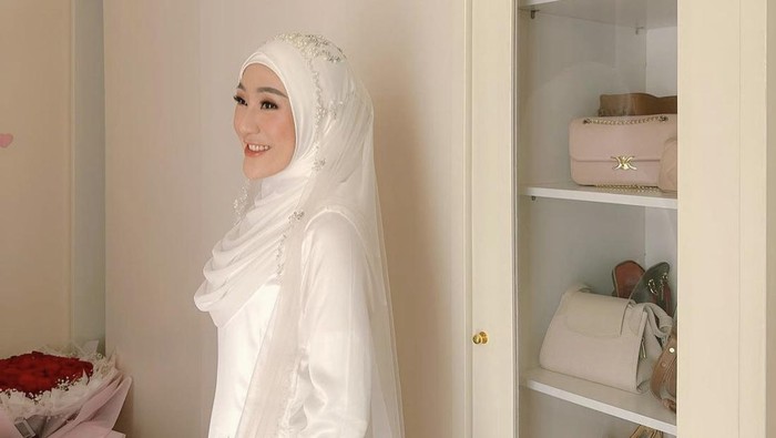 Gaya Larissa Chou menggunakan model hijab dan gaun ala pengantin Melayu.