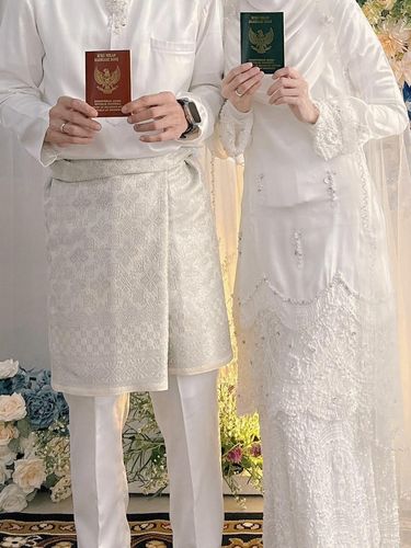 Gaya Larissa Chou menggunakan model hijab dan gaun ala pengantin Melayu.