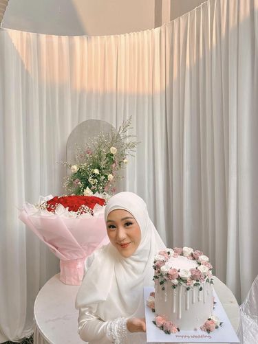 Gaya Larissa Chou menggunakan model hijab dan gaun ala pengantin Melayu.