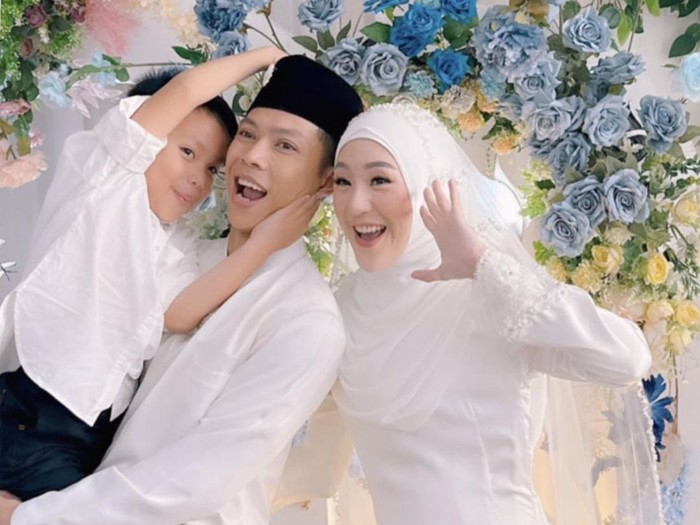 Gaya Larissa Chou menggunakan model hijab dan gaun ala pengantin Melayu.