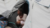 Meskipun tenda atau makanan tidak cukup untuk semua orang, para korban pengungsian mengatakan bahwa kembali ke rumah mereka bukanlah pilihan yang aman. Hari Jumat menandai pertama kalinya sejak bencana gempa bumi tahun 2010 orang-orang berkemah di Champ de Mars, alun-alun utama ibu kota yang merupakan rumah bagi monumen bersejarah untuk menghormati para pahlawan Revolusi Haiti.