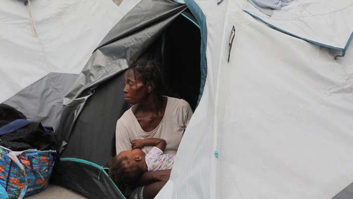 Geng Kriminal Makin Sadis, Ribuan Warga Haiti Mengungsi di GOR People fleeing gang violence take shelter at a sports arena, in Port-au-Prince, Haiti September 1, 2023. REUTERS/Ralph Tedy Erol