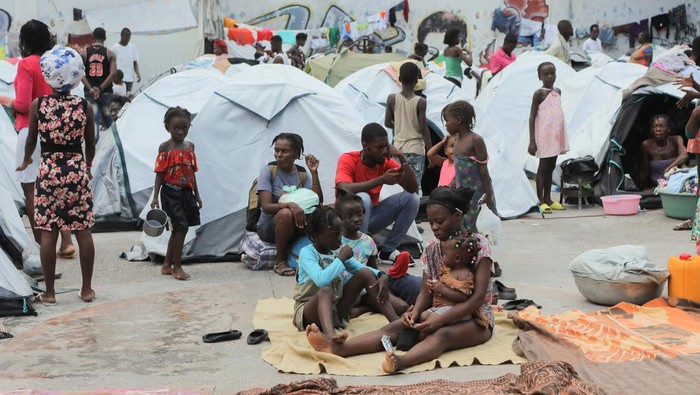 Geng Kriminal Makin Sadis, Ribuan Warga Haiti Mengungsi di GOR People fleeing gang violence take shelter at a sports arena, in Port-au-Prince, Haiti September 1, 2023. REUTERS/Ralph Tedy Erol