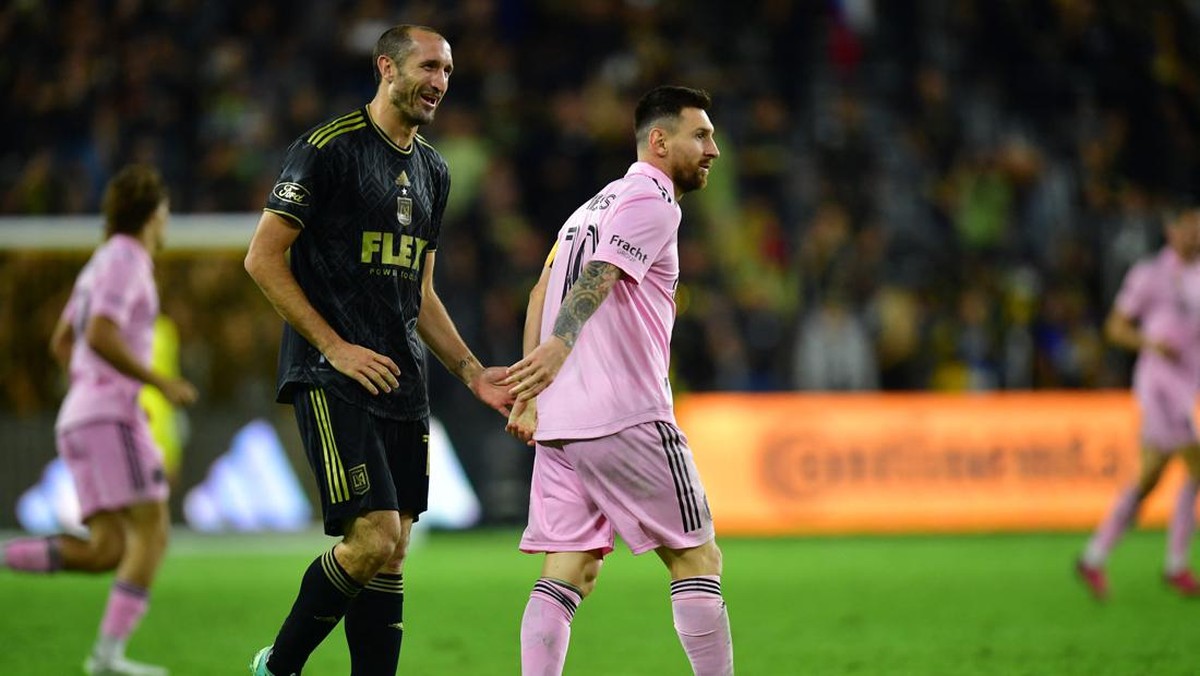 Chiellini (kiri) dan Messi. Foto: USA TODAY Sports via Reuters Con/Gary A. Vasquez