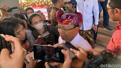 Gubernur Bali Wayan Koster saat diwawancarai wartawan sehari sebelum masa jabatannya berakhir, Senin (4/8/2023).