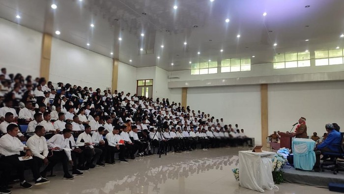 Gubernur Papua Barat Paulus Waterpauw saat sambutan di Auditorium Politeknik Negeri Fakfak.