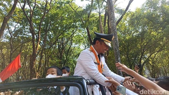 Gubernur Sulsel Andi Sudirman Sulaiman saat pawai pelepasan.