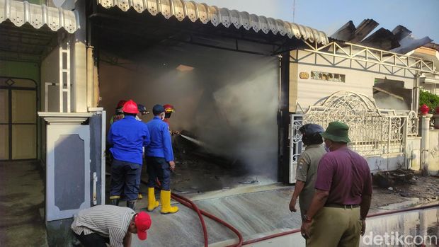 Gudang pertukangan di Kepanjen, Malang terbakar.