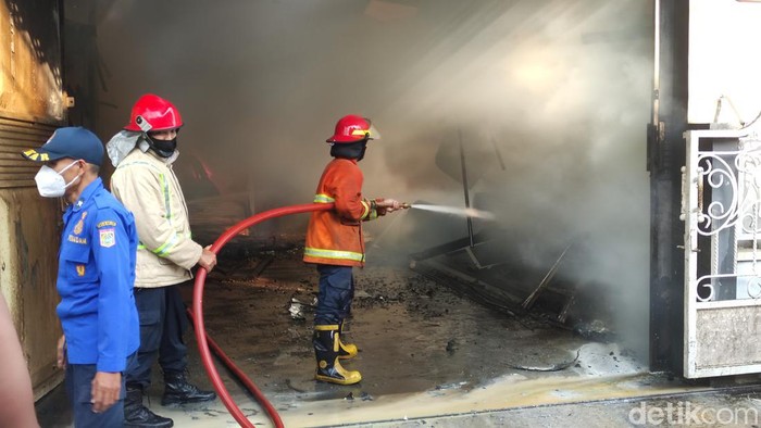 Gudang pertukangan di Kepanjen, Malang terbakar.