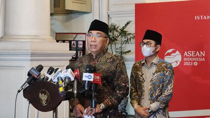 Ketum Pengurus Besar Nahdlatul Ulama (PBNU) Yahya Cholil Staquf atau Gus Yahya usai bertemu Jokowi di Istana Kepresidenan, Jakarta, Senin (4/9/2023).