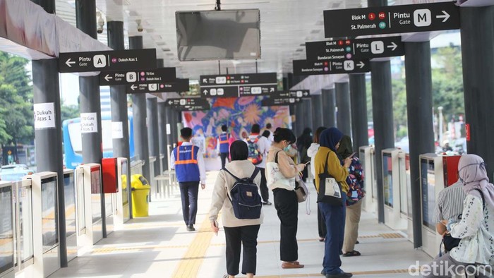 Halte TransJakarta Karet di Jakarta Pusat yang sempat direvitalisasi kini buka kembali. Halte tersebut sudah melayani penumpang TransJakarta.