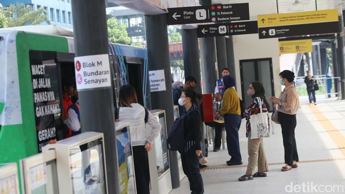 Halte TransJakarta Karet di Jakarta Pusat yang sempat direvitalisasi kini buka kembali. Halte tersebut sudah melayani penumpang TransJakarta.