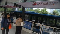 Adapun halte Karet merupakan layanan TransJakarta yang melayani rute Blok M - Kota (Koridor 1).  