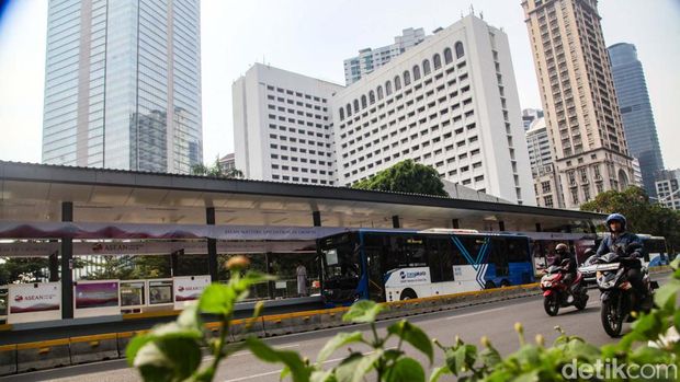 Halte TransJakarta Karet di Jakarta Pusat yang sempat direvitalisasi kini buka kembali. Halte tersebut sudah melayani penumpang TransJakarta.