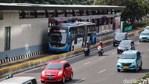 Halte Karet Kembali Layani Penumpang TransJakarta