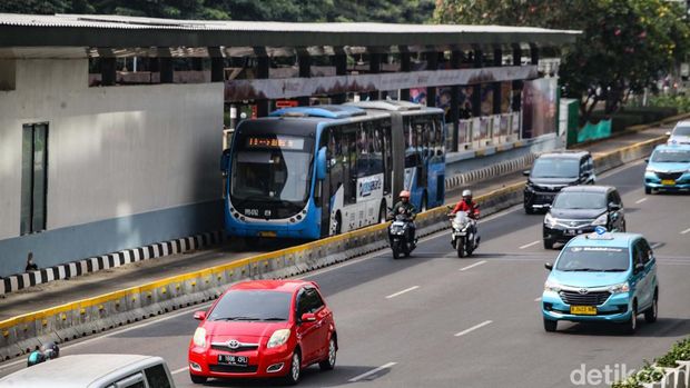 Halte TransJakarta Karet di Jakarta Pusat yang sempat direvitalisasi kini buka kembali. Halte tersebut sudah melayani penumpang TransJakarta.