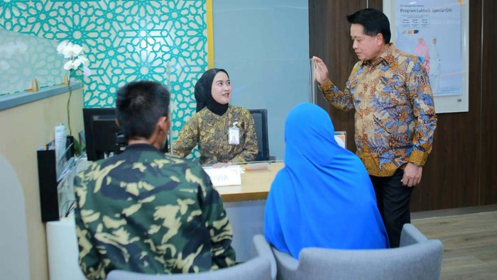 Direktur Utama PT Bank Syariah Indonesia Tbk (BSI) Hery Gunardi menyapa langsung nasabah yang datang di BSI KC Asia Afrika Bandung.