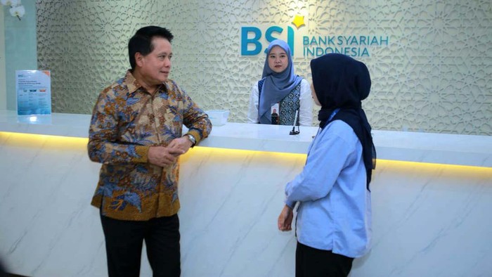 Direktur Utama PT Bank Syariah Indonesia Tbk (BSI) Hery Gunardi menyapa langsung nasabah yang datang di BSI KC Asia Afrika Bandung.