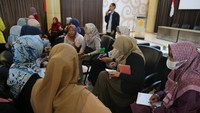 Pengmas ini berlangsung pada 29-30 Agustus 2023 yang diisi dengan berbagai materi, mulai dari pengenalan media sosial, pengembangan produk konvensional ke digital, transaksi digital, implementasi promosi media sosial, hingga praktik live selling.