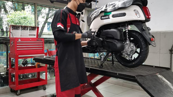 Ilustrasi perawatan motor matic
