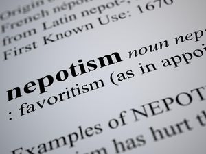 Nepotisme Adalah: Pengertian, Contoh, Jenis, dan Sanksinya