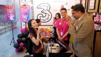 Vikra Sinha juga mendengarkan keluhan dan masukan pelanggan untuk bisa memberikan layanan yang lebih baik. 