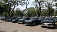 Setidaknya ada lima model mobil listrik yang dipakai di KTT ASEAN di Jakarta ini.  